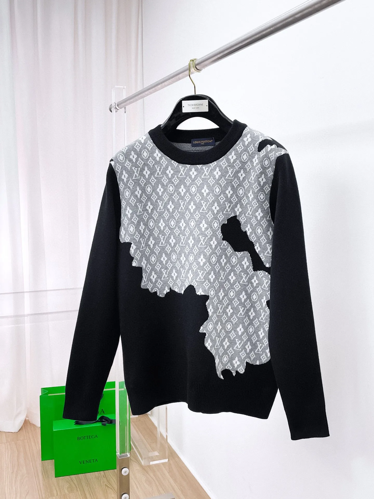 🅿️440 LV 2025ss new wool blended round neck long sleeve sweater cardigan bottoming shirt, high-end version! The custom-made fabrics at the counter are highly breathable and comfortable, with impeccable details and brand element design concepts, reflecting high quality. It feels delicate and soft! It presents a casual cut and the upper body shape is great! 🐉Code size: M-3XL